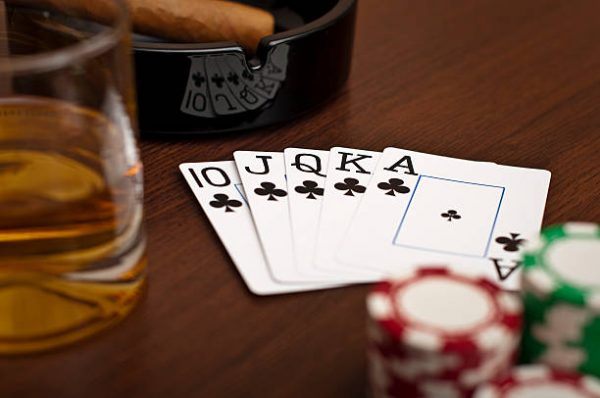 wie sich Alkoholkonsum auf das Pokerspiel auswirkt